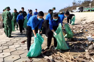 Các chiến sĩ Bộ đội Biên phòng cùng đoàn viên thanh niên Trường Đại học Trà Vinh thực hiện chiến dịch “Hãy làm sạch biển”. Ảnh: CTV
