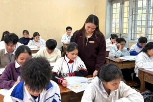 Cô Nguyễn Thị Cẩm Hằng - giáo viên môn Lịch sử, luôn tâm huyết, khơi gợi lòng tự hào trong học sinh.