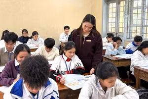 Cô Nguyễn Thị Cẩm Hằng - giáo viên môn Lịch sử, luôn tâm huyết, khơi gợi lòng tự hào trong học sinh.