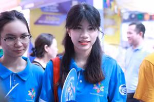 Thí sinh tới tìm hiểu thông tin tuyển sinh năm 2025 của Trường Cao đẳng Cơ điện Hà Nội. Ảnh: Đình Tuệ.