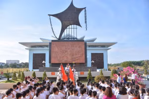 Một trường tiểu học kết nạp Đội cho học sinh tại Di tích nhà lao Tân Hiệp.