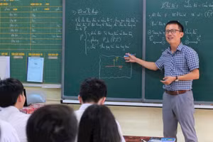 Thầy Dương Quốc Việt - Trường THCS Đại Minh (huyện Yên Thành) cùng đồng nghiệp trong lễ biểu dương nhà giáo Nghệ An làm theo lời Bác.