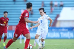 Nam Định (áo trắng) giành ngôi vô địch V-League 2023 - 2024 sau trận thắng Khánh Hòa 5-1, ngày 25/6. Ảnh: VPF.