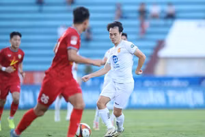Nam Định (áo trắng) giành ngôi vô địch V-League 2023 - 2024 sau trận thắng Khánh Hòa 5-1, ngày 25/6. Ảnh: VPF.