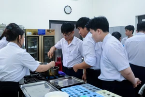 Học viên trung cấp Trường Cao đẳng Thương mại (Đà Nẵng) thực hành kỹ thuật chế biến món ăn. Ảnh: NTCC