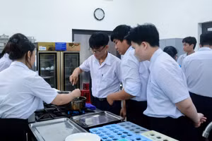 Học viên trung cấp Trường Cao đẳng Thương mại (Đà Nẵng) thực hành kỹ thuật chế biến món ăn. Ảnh: NTCC