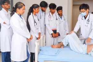 Sinh viên năm thứ nhất Chương trình Y khoa quốc tế thực tập lâm sàng tại hệ thống bệnh viện theo mô hình Viện - Trường. Ảnh: NTCC