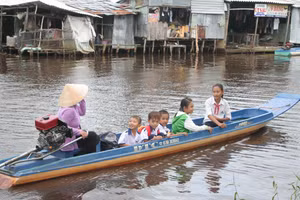 Nghị định 66/2025 của Chính phủ giúp học sinh vùng sâu, xa có thêm cơ hội đến trường, giảm bớt khó khăn cho gia đình. Trong ảnh: Học sinh tiểu học huyện Trần Văn Thời (Cà Mau) trên đường đến trường. Ảnh: M. Hoàng