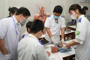 Sinh viên Trường Đại học Y khoa Phạm Ngọc Thạch trong giờ thực hành.