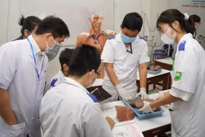 Sinh viên Trường Đại học Y khoa Phạm Ngọc Thạch trong giờ thực hành.