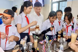 Học sinh Trường THCS Nguyễn Chí Thanh trải nghiệm các ngành nghề tại Trường Cao đẳng Lương thực - Thực phẩm (Đà Nẵng). Ảnh: NTCC