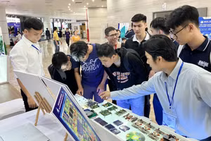 Học sinh, sinh viên tìm hiểu thông tin về chương trình đào tạo, cơ hội nghề nghiệp trong lĩnh vực vi mạch bán dẫn. Ảnh: N.Q