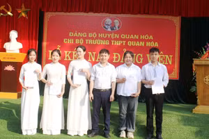 Ông Lê Văn Thanh (giữa) – Bí thư Chi bộ Trường THPT Quan Hóa trao Quyết định kết nạp đảng viên cho học sinh. Ảnh: NTCC