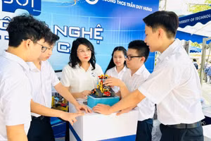Học sinh bên sản phẩm “Thiết bị giáo dục thông minh - VROBOT”. Ảnh: NTCC