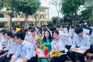 Cô Lê Thị Tâm và học trò Trường THPT Hương Khê (Hà Tĩnh). Ảnh: NVCC