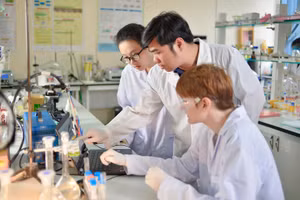 Sinh viên Trường Đại học Khoa học và Công nghệ Hà Nội thực hành trong phòng thí nghiệm. Ảnh minh họa: INT