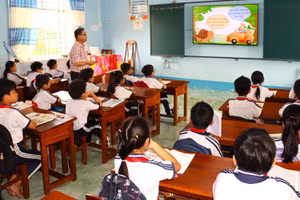 Tiết dạy có ứng dụng công nghệ thông tin luôn thu hút học sinh. Ảnh: Quách Mến