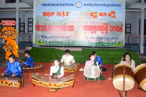 Câu lạc bộ dàn nhạc ngũ âm của Trường PTDTNT Cà Mau trong một chương trình văn nghệ. Ảnh: QM