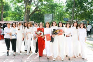 Cô Trịnh Thị Hải (thứ 7 từ phải sang) cùng các bạn học sinh Trường THPT Kim Động (Hưng Yên). Ảnh: NVCC