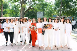 Cô Trịnh Thị Hải (thứ 7 từ phải sang) cùng các bạn học sinh Trường THPT Kim Động (Hưng Yên). Ảnh: NVCC