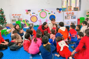 Cô trò tại điểm trường mầm non Làng Nủ.