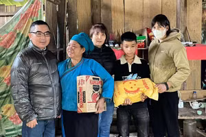 Thầy Tuấn và Nhóm thiện tâm Vị Xuyên còn thường xuyên tổ chức tìm đến người nghèo để hỗ trợ lương thực, thực phẩm cho họ. 