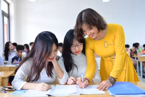 Cô trò Trường THPT Trương Định (Hà Nội) trong giờ học. Ảnh minh họa: Đình Tuệ