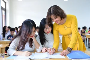 Cô trò Trường THPT Trương Định (Hà Nội) trong giờ học. Ảnh minh họa: Đình Tuệ