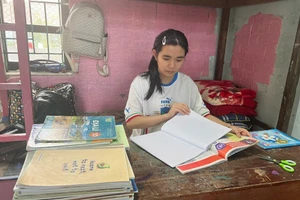 Ở ngôi trường nội trú cách nhà hơn 100 cây số, Bảo Ngọc luôn phấn đấu để vươn lên trong học tập.