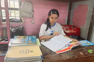 Ở ngôi trường nội trú cách nhà hơn 100 cây số, Bảo Ngọc luôn phấn đấu để vươn lên trong học tập.