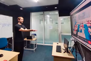 Giáo viên bản ngữ thực hiện dạy tại phòng dạy học trực tuyến - studio.