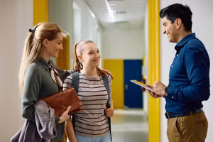 Nếu trẻ chuyển cấp cùng bạn cũ, gia đình có thể tạo điều kiện để các em duy trì kết nối trong kỳ nghỉ hè. Ảnh: INT.