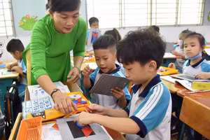 Sự quan tâm của giáo viên giúp học sinh tiến bộ nhanh nhất. Ảnh minh họa: INT