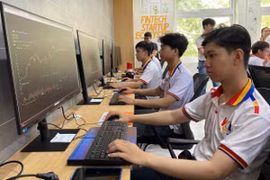 Sinh viên VKU thực hành trong phòng máy.