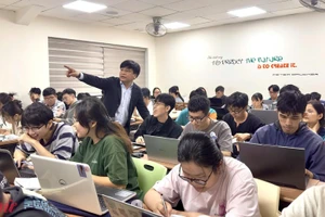 GS.TS Nguyễn Trường Thịnh trao đổi cùng sinh viên. Ảnh: NVCC