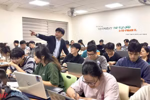 GS.TS Nguyễn Trường Thịnh trao đổi cùng sinh viên. Ảnh: NVCC