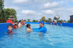 Thầy giáo Mai Văn Chuyền (huyện Cư M’gar, Đắk Lắk) trang bị kỹ năng an toàn dưới nước cho học sinh. Ảnh: TT