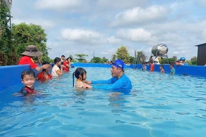 Thầy giáo Mai Văn Chuyền (huyện Cư M’gar, Đắk Lắk) trang bị kỹ năng an toàn dưới nước cho học sinh. Ảnh: TT
