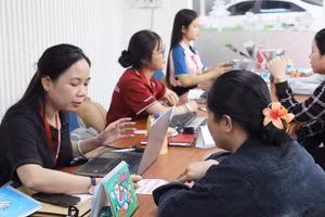 Thí sinh tìm hiểu thông tin tuyển sinh và nộp hồ sơ học hệ 9+ tại Trường CĐ Bách khoa Sài Gòn. Ảnh: Gia Huy