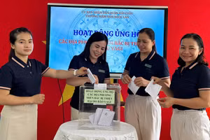 Giáo viên Trường Mầm non Ngọc Lan (quận Hải Châu, TP Đà Nẵng) ủng hộ người dân miền Bắc bị ảnh hưởng bởi bão lũ. Ảnh: NTCC