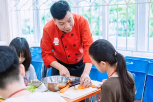 Học sinh Trường THCS Đoàn Thị Điểm (Hà Nội) trải nghiệm với nghề đầu bếp. Ảnh: NTCC.