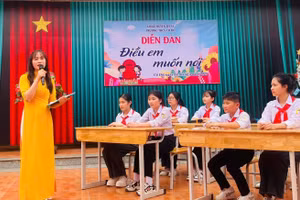 Cô và trò Trường THCS Cổ Đô (Ba Vì, Hà Nội) trong hoạt động ngoại khóa. Ảnh: Đình Tuệ