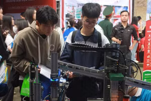 Học sinh trải nghiệm thiết bị máy móc của Trường Cao đẳng Cơ điện Hà Nội tại Ngày hội tư vấn, tuyển sinh hướng nghiệp năm 2024. Ảnh: Website nhà trường