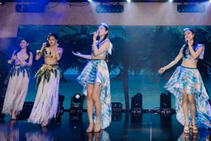 Mai Thu Trang (ngoài cùng bên phải) bận rộn với các “show” diễn dịp cuối năm. Ảnh: NVCC