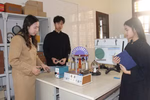 Cô và trò Trường Phổ thông Dân tộc nội trú THPT số 1 Thái Nguyên trao đổi về đề tài nghiên cứu khoa học kỹ thuật.