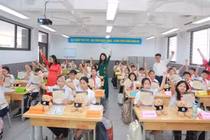 Thầy trò Trường THCS Trần Duy Hưng (Hà Nội). Ảnh: NTCC