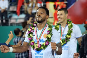 Tiền đạo Rafaelson ăn mừng chức vô địch V-League 2023/2024. Ảnh: ITN.