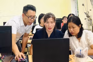 Giáo viên Trung tâm Giáo dục thường xuyên - Tin học, Ngoại ngữ tỉnh Quảng Trị bồi dưỡng kỹ năng AI. Ảnh: NTCC