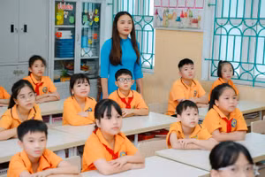 Cô và trò Trường Tiểu học Trần Tế Xương (Nam Định, Ninh Bình). 