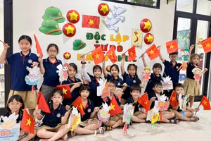 Học sinh Trường Tiểu học Đống Đa (Kim Liên, Hà Nội) làm đèn lồng về chủ đề 80 năm Quốc khánh. Ảnh: Đình Tuệ